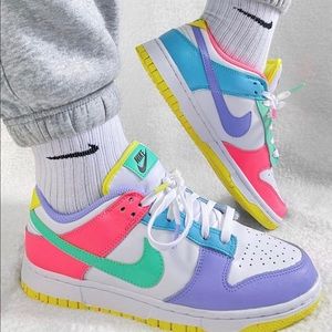 NEW Nike Dunk Low SE Easter Candy sneaker white/green glow-sunset pulse …